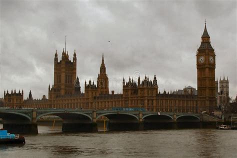 Beautiful Photo Of Houses Of Parliament And Big Ben During Cloudy Day