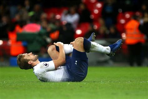 ومن الجدير بالذكر انه يعد هارى كين النجم الأول للمنتخب الإنجليزى خلال الفترة الحالية، حيث تعول عليه جماهير منتخب الأسود الثلاثة آمالا كبيرة فى المونديال. هاري كين يغيب عن توتنهام أمام إيفرتون بسبب الإصابة - بطولات