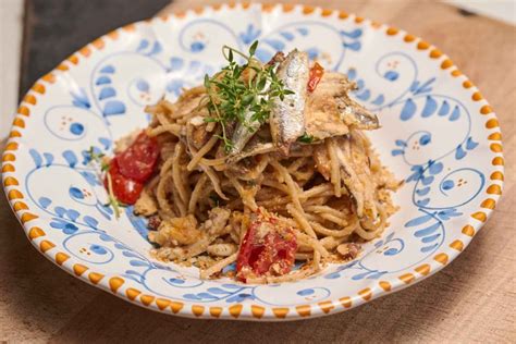 Video Ricetta Spaghetti Pomodori E Alici Sono Perfetti Con La Pasta