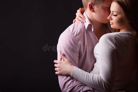 Liebevoller Mann Streicheln Umarmt Küssen Frau Sinnliche Berührung Geheimnisse Fantasie