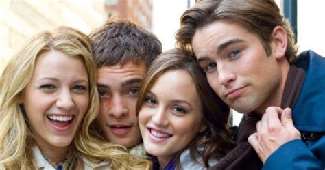 El nuevo elenco de Gossip Girl posa en las icónicas escaleras de Blair Waldorf Tú en línea