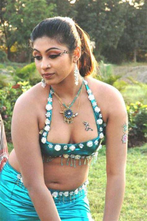 Picmusiq Tamil Actress Laksha Spicy Cleavage Stills