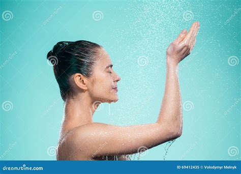 Mujer Que Goza Del Agua En La Ducha Debajo De Un Jet Imagen De Archivo