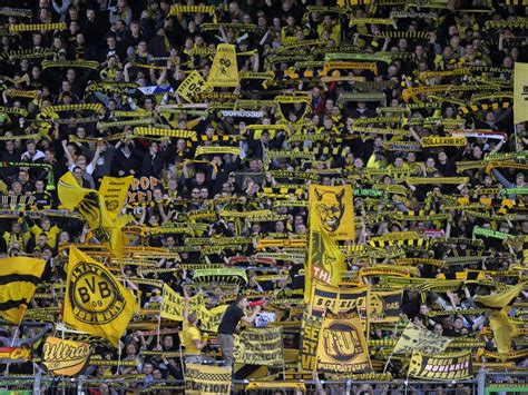 Actually, it's not even a chant for football or sport. BVB-Fans zum Singen von "You'll never walk alone ...