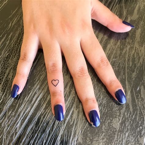 Tatuagem Dedos Se Encontrando