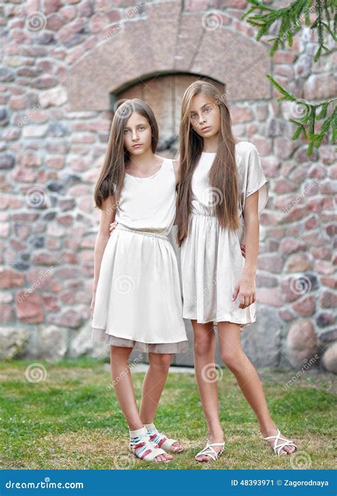 Portret Van Twee Meisjes Stock Afbeelding Image Of Meisjes 48393971