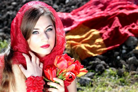 Женщина в Красном платке 43 фото