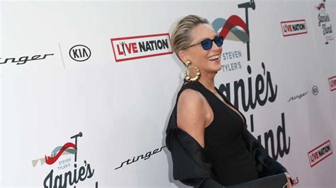 Aos 59 Anos Sharon Stone Surge Arrasadora Com Super Decote
