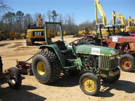 John Deere 870 Farm Tractor