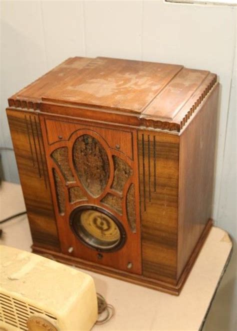 Absolute Auctions And Realty Antique Radio Vintage Radio Radio