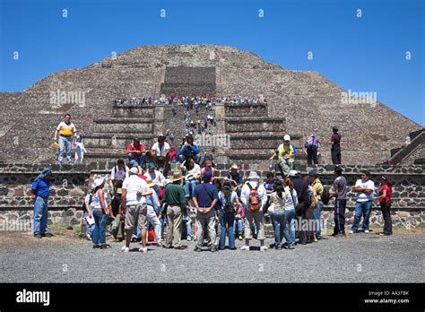Les Touristes Pyramide De La Lune Piramide De La Luna Site Archéologique De Teotihuacan