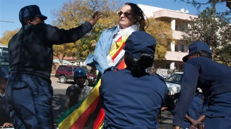 Zimbabwe Police Arrest 10 Protesters