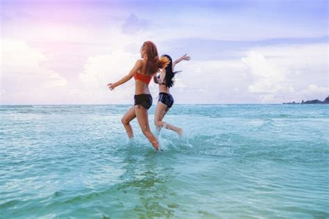 Mujeres Sexy Libertad Vacaciones Relajarse En La Playa Amigos Corriendo En El Mar Disfrutan De