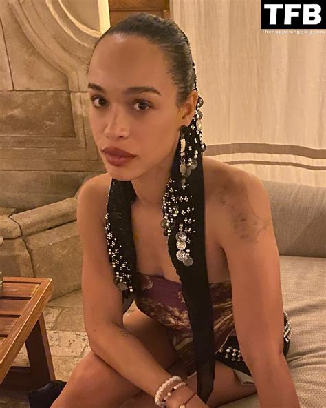 Cleopatra Coleman Sexy Topless Photos Thefappening