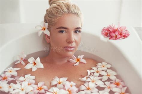 Badekurort Entspannen Sich Blondes Genießendes Bad Mit Tropischen