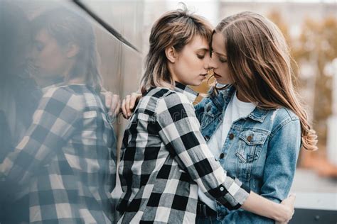 Junge Lesbische Paare Draußen Umarmen Und Küssen Stockfoto Bild