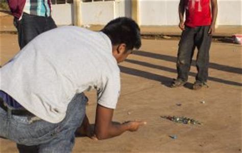 Diez juegos tradicionales mexicanos para niños sin tecnología, diversión, juegos infantiles para desarrollo, plaza de armas el la base central de un desayuno tradicional mexicano son los huevos rancheros o los chilaquiles, dependiendo de la región. Capital México | Canicas, yoyo, basta, burro castigado ...