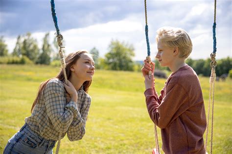 Näytä lisää sivusta midsommar facebookissa. Sune - Uppdrag midsommar (2021) | MovieZine