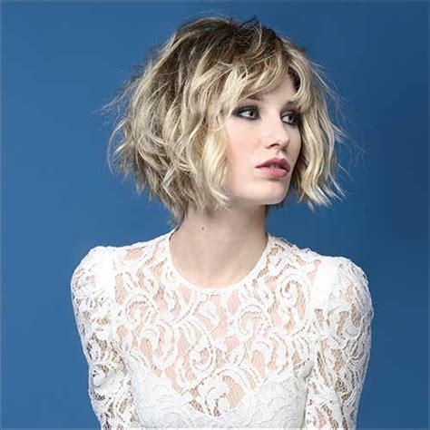 tousled and choppy bob hair style with loose waves