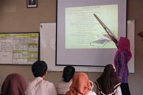 Perang ini merupakan sebahagian peristiwa yang berlaku selepas perpecahan yugoslavia. Gambaran Guru Sedang Mengajar - Kecil