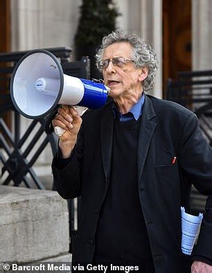 Républicain 10 dès les années 1980, il est critiqué pour son soutien au sinn féin et à la cause de l'unification irlandaise 12. Anti-lockdown campaigners push for illegal 'Great ...