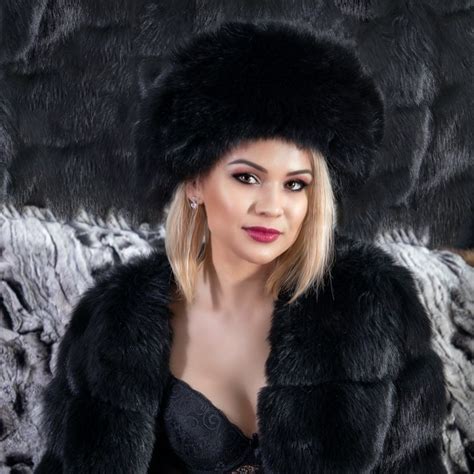 Pin By 𝐿𝓊𝒸𝒾𝑒 𝐹𝑜𝓍 On Masha P Black Fur Coat Women Beautiful Women