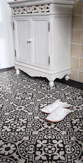 Schwarz weiss luxus badezimmer mit mosaik fliesen badewanne und spiegel stockfotografie alamy from c8.alamy.com badezimmer fliesen sollten ganz bewusst ausgesucht werden. Pin von Johanna Deis auf Fliesen in 2020 | Fliesen schwarz ...