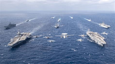 현재 작전 중인 미 해군 항모 4척 중 3척이 인도 태평양에 전개한다 에이브러햄 링컨과 칼빈슨 항모전단 일본 해상자위대와 연합훈련을 하는 미 해군 항공모함과 강습상륙함