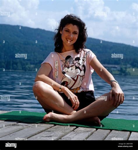 Sonja Tuchmann Deutsche Schauspielern Beim Posieren An Einem See