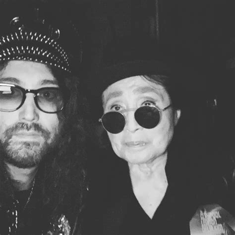 Yoko Ono Enferma Cede Los Derechos De John Y Los Beatles A Su Hijo