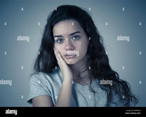 Portrait De Belle Triste Malheureux Adolescent Fille Avec Sentiment De