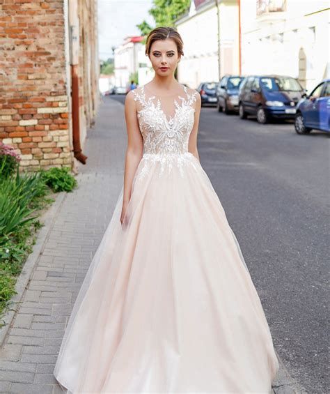 Una raccolta completa e aggiornata con i vestiti più belli e di tendenza visti in passerella e proposti da marchi italiani e internazionali. 20 favolosi abiti da sposa 2018 a meno di 1000 euro (foto)