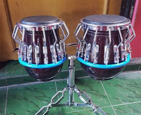 Alat musik yang dibuat dari bambu dengan adanya hiasan benang warna merah dan kuning ini adalah sebuah alat musik yang sering dimainkan untuk mengiringi kesenian reog ponorogo di jawa timur, angklung reog dibuat sedikit melengkung, walaupun begitu bambu tersebut di tata dengan rapi dan indah. Lengkap] Alat Musik Tradisional Jawa Timur Beserta Gambar!