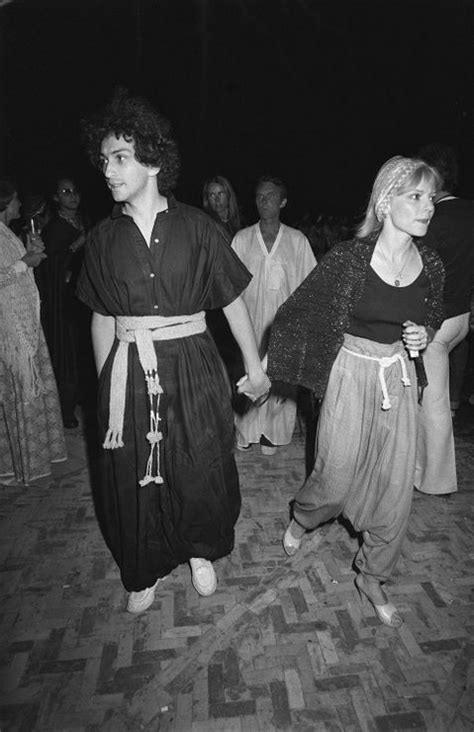 It was released as a single from her album babacar, on 24 august 1987, and became a hit across europe, the americas (especially in quebec and the southern cone) and asia (especially in japan) Michel Berger et France Gall aux Olympiades d'Europe 1, à ...