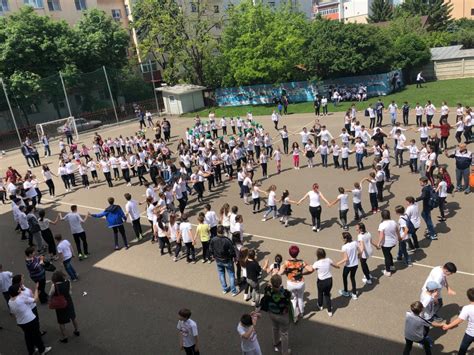 Scoala auto start, chisinau, moldova. Imagini din curtea școlii. Cum au amenajat elevii de clasa ...
