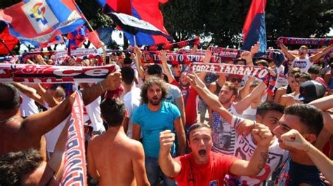 Trova una vasta selezione di taranto calcio a sciarpe da calcio a prezzi vantaggiosi su ebay. Calcio, il Taranto ripescato in Lega Pro: in piazza ...