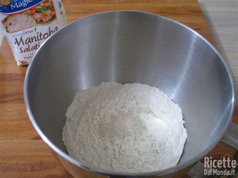 Mi piace cucinare, sperimentare nuove ricette e da quando ho provato ad impastare la pasta del pane, per lavoro la pasta per circa 5/10 minuti, sbattendola anche nel recipiente, il risultato deve essere un grosso ammasso elastico, morbido, leggermente appiccicoso. Pan Bauletto fatto in casa | RicetteDalMondo.it