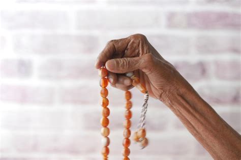 Premium Photo Close Up Of Senior Women Hand Praying At Ramadan