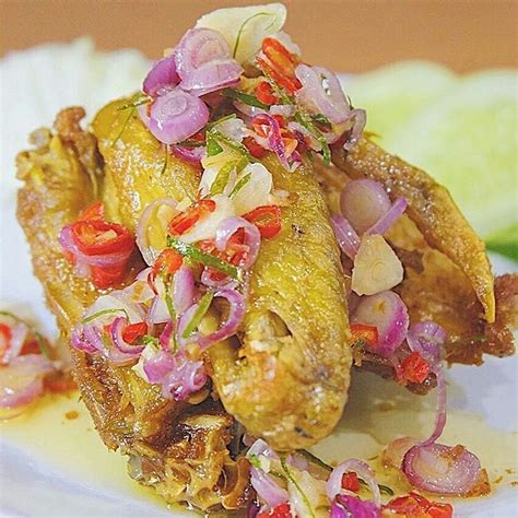 Celupkan ayam dalam kuah itu, lalu goring. Resep Ayam Goreng Sambal Matah Chef Juna - Pesta Daging