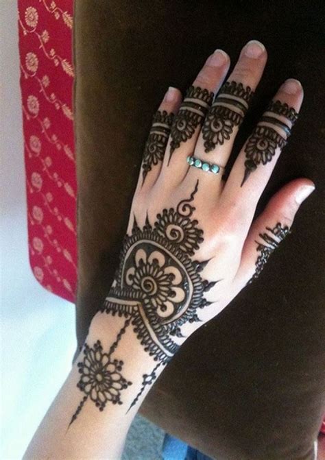 Cocok untuk para pengantin di hari pernikahan. model henna tangan simple