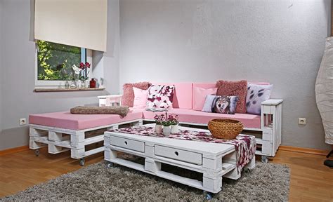 Anleitung zum bau einer palettencouch ein paletten sofa ist nicht nur stylisch und preisgünstig, sondern auch relativ einfach und schnell im aufbau. Paletten-Couch selber bauen | selbst.de