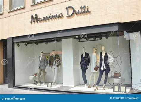 Escaparate De La Tienda De La Moda De Massimo Dutti En El Centro De La