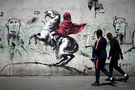 Banksy was born in c. Banksy trekt spoor van kritische graffitikunst door Parijs ...