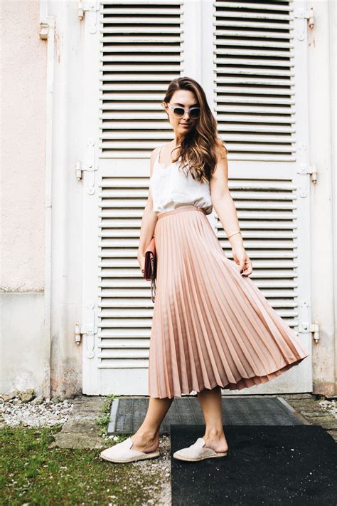 Outfit Its A Pleated Skirt Love Affair Pleated Skirt Outfit Pink Skirt Outfits Skirt