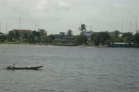 Man Attempts To Jump Into Lagos Lagoon In Suicide Bid Cyrustemmy