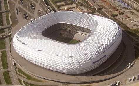 ฟุตบอล euro2020 หรือ ยูโร2021 ฟุตบอลทีมชาติรายการใหญ่ที่เป็นรองแค่ฟุตบอลโลกเท่านั้น ทีมแต่ละทีมที่ผ่านเข้ารอบมานั้นพร้อมเล่นอย่างเต็มที่ ทำให้. สนามฟุตบอลยูโร 2020 เผย 12 สนามฟุตบอลยูโร ที่จัดขึ้นใน 12 เมือง 12 ประเทศ