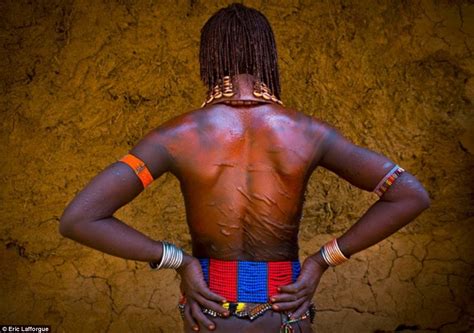 Incredible Photos Shed Light On Ethiopias Hamar Tribe Who Are Beaten