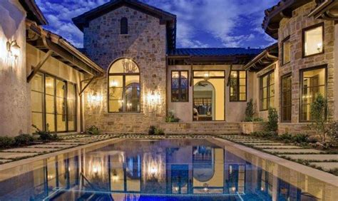 Swimming pools with organic shapes like this one are great if you try to create a simple yet interesting design if you plan everything correctly, you'll even have room for an outdoor living area, a lounge swimming pools are definitely awesome but so are hot tubs. 11 U Shaped House Plans With Pool That Will Make You ...