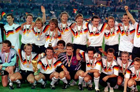 Fußball ist die in deutschland mit abstand beliebteste sportart. Fotos: Die Trikots der deutschen Nationalelf - Fussball ...