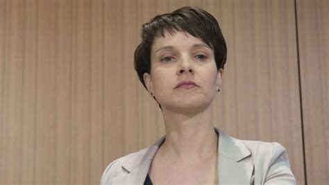 Alice weidel ist der notbehelf für eine fehlende frauke petry. Alexander Gauland behauptet: Petry redet nicht mehr mit ...